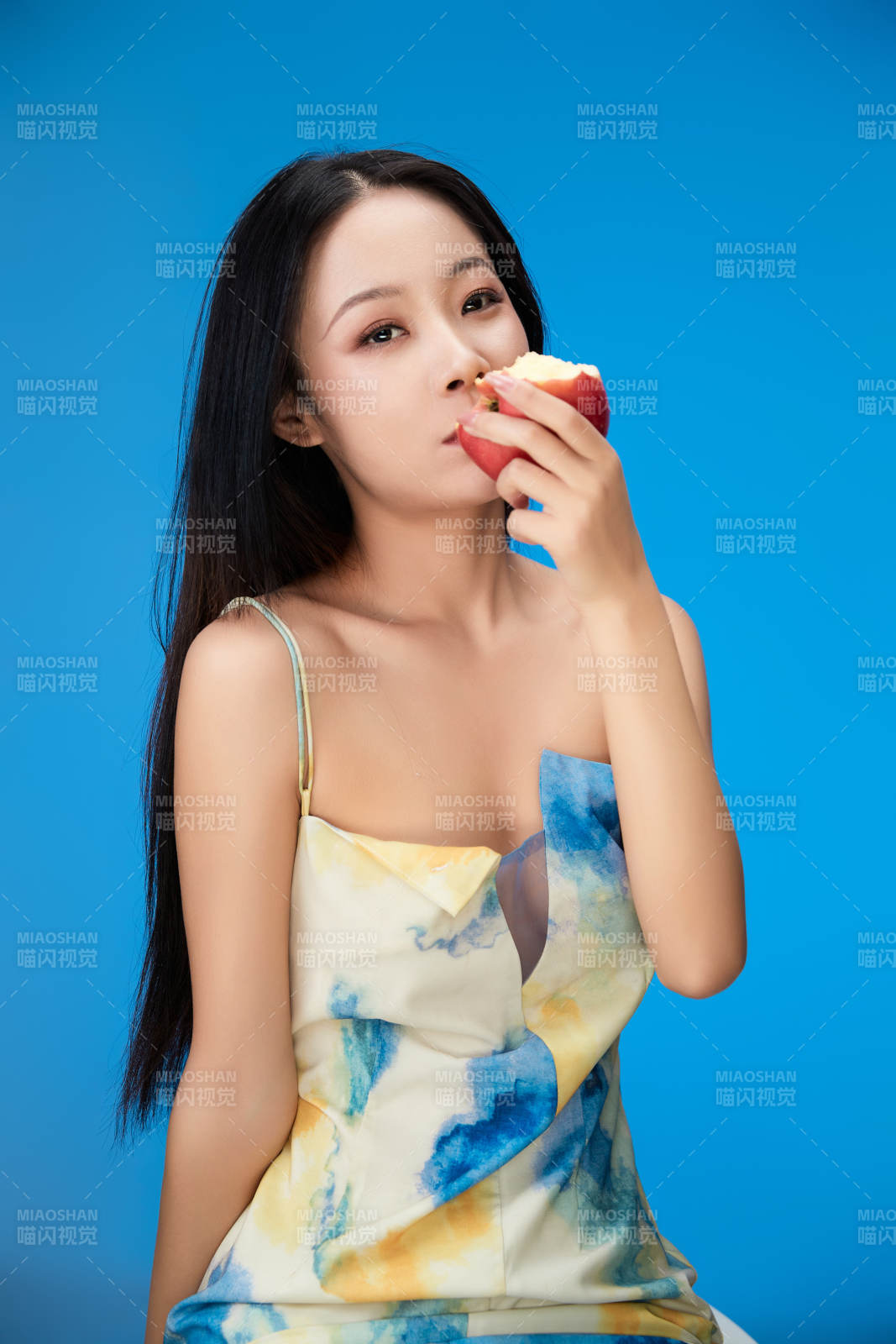 吃水果的亚洲东方长发少女图片