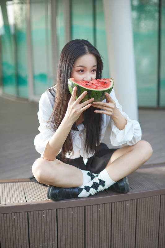 初夏户外公园吃西瓜的可爱少女图片