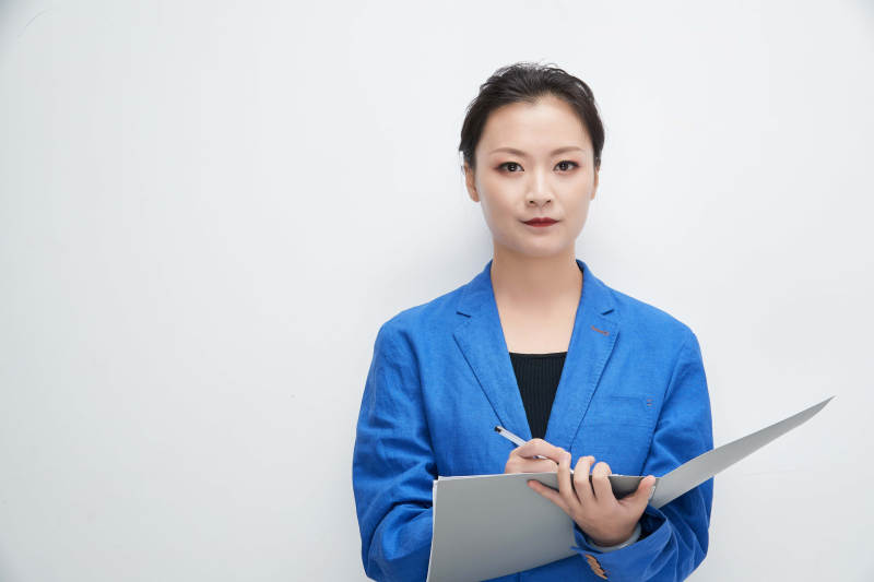 白色背景下拿着文件夹的美丽商务女士图片