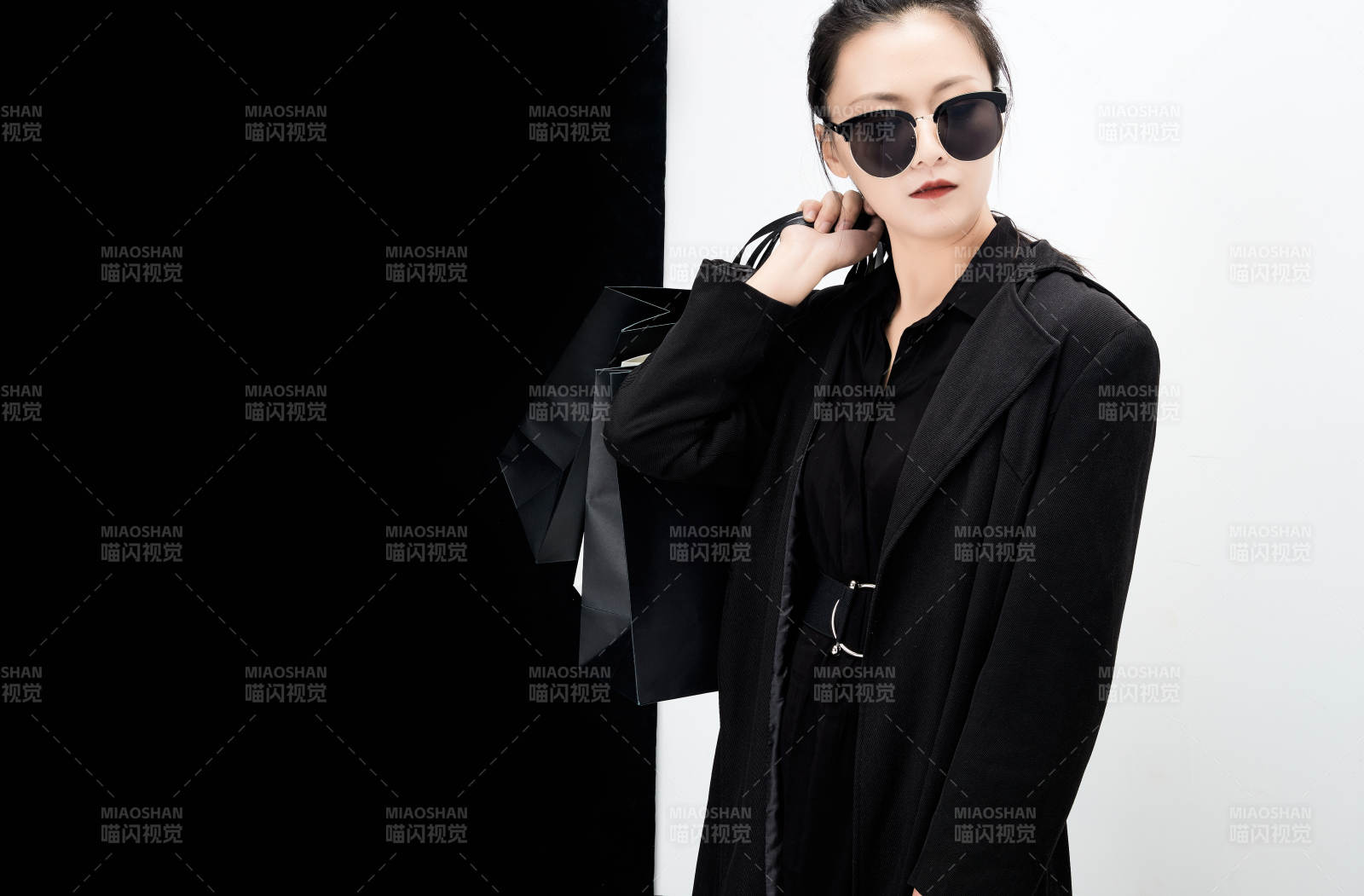 黑白色背景下的手提购物袋的时尚亚洲少女图片