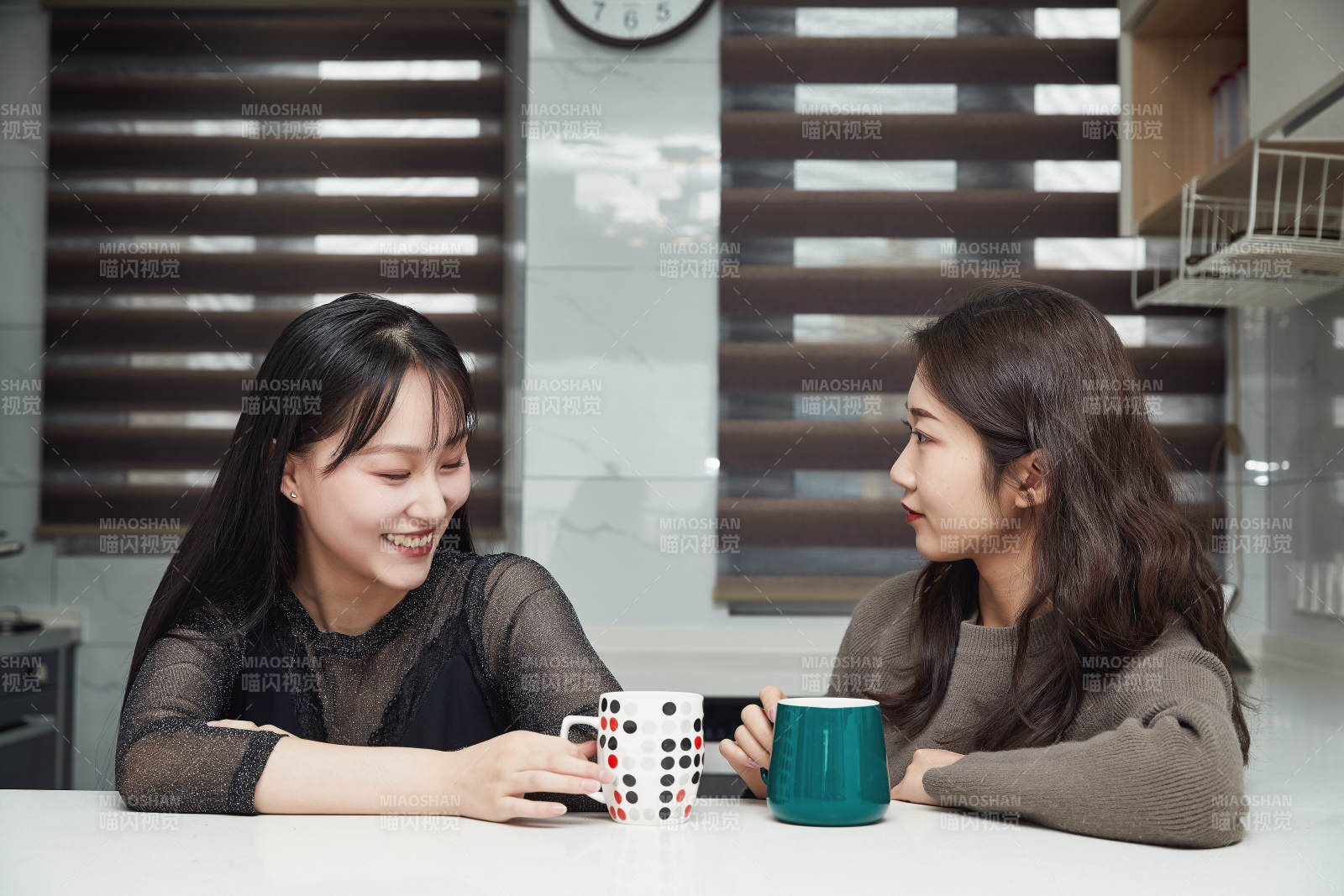 在餐厅喝咖啡闲聊的亚洲闺蜜图片