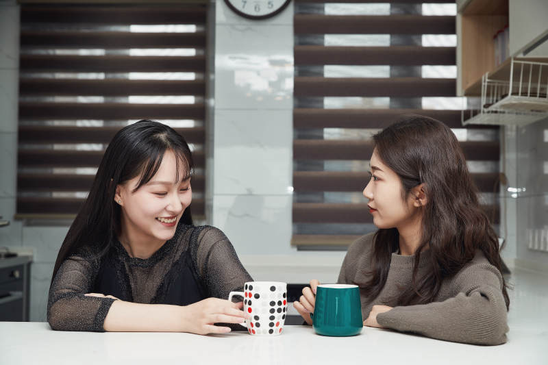 在餐厅喝咖啡闲聊的亚洲闺蜜图片