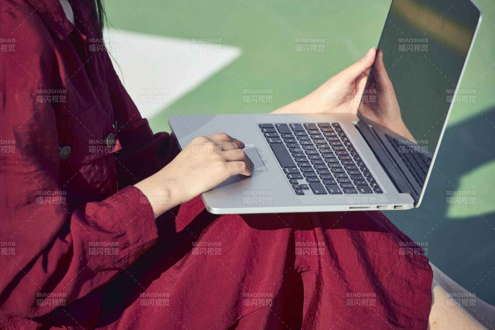 户外进行商务办公的青年女性局部特写图片