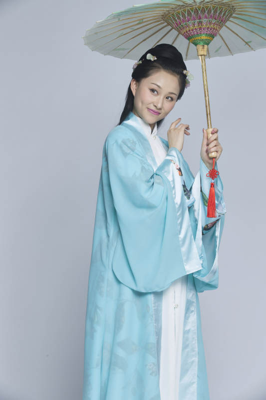 身穿古装的汉服女性人像汉服影棚拍摄图片