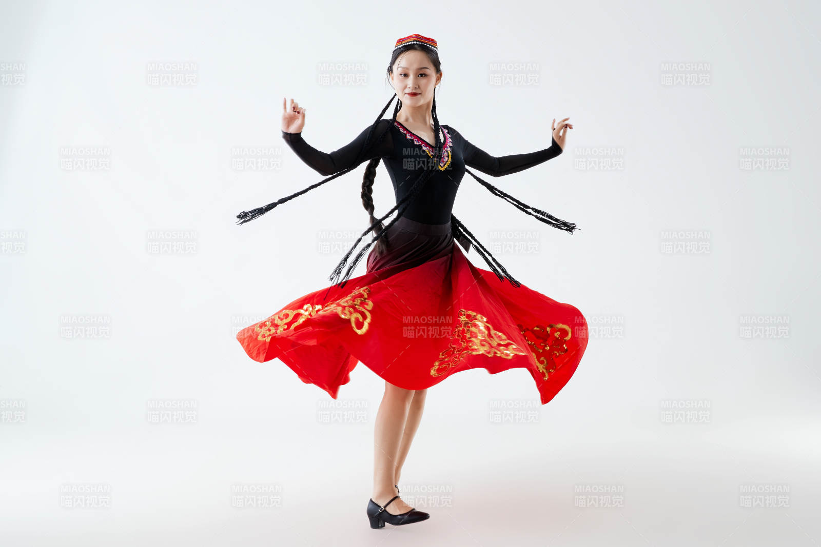 穿着新疆维吾尔族服饰跳舞的少女图片