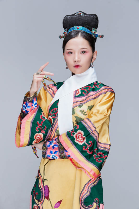 白色背景下的清代女性古装造型清朝古装图片