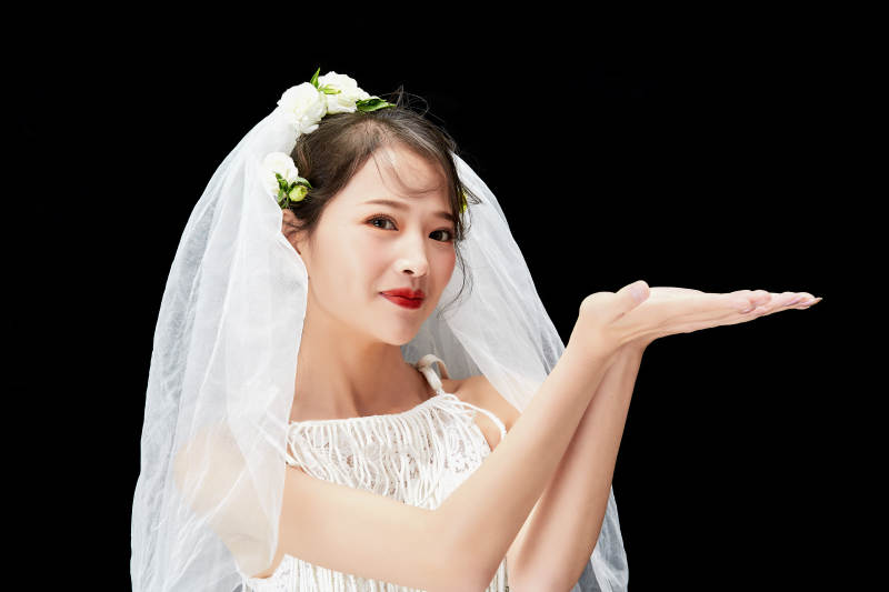 黑色背景下的美妆新娘彩妆人像图片