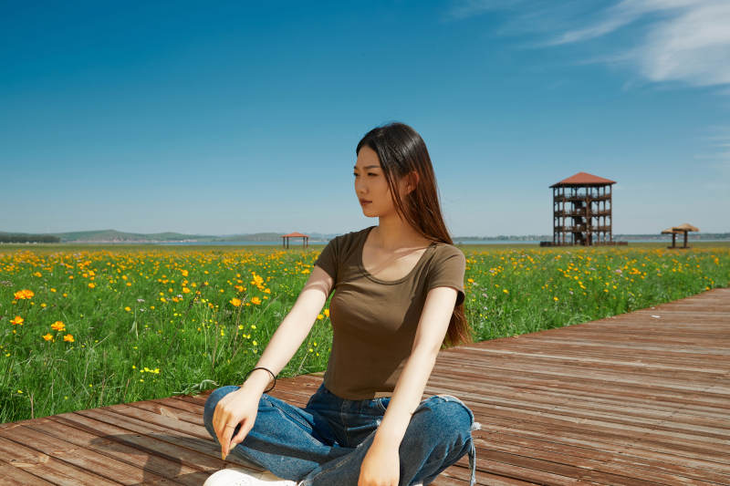 盛夏在草原湿地公园游玩的姑娘图片