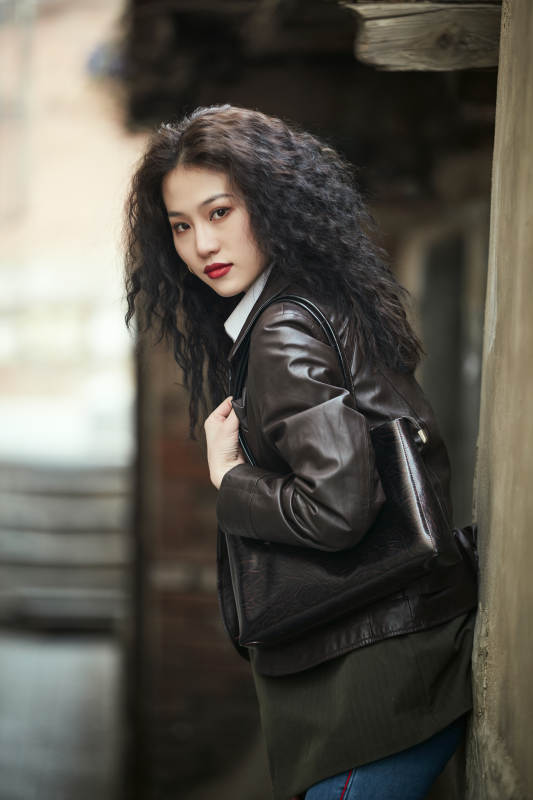 老旧城区里穿着复古港风的美丽清纯少女图片