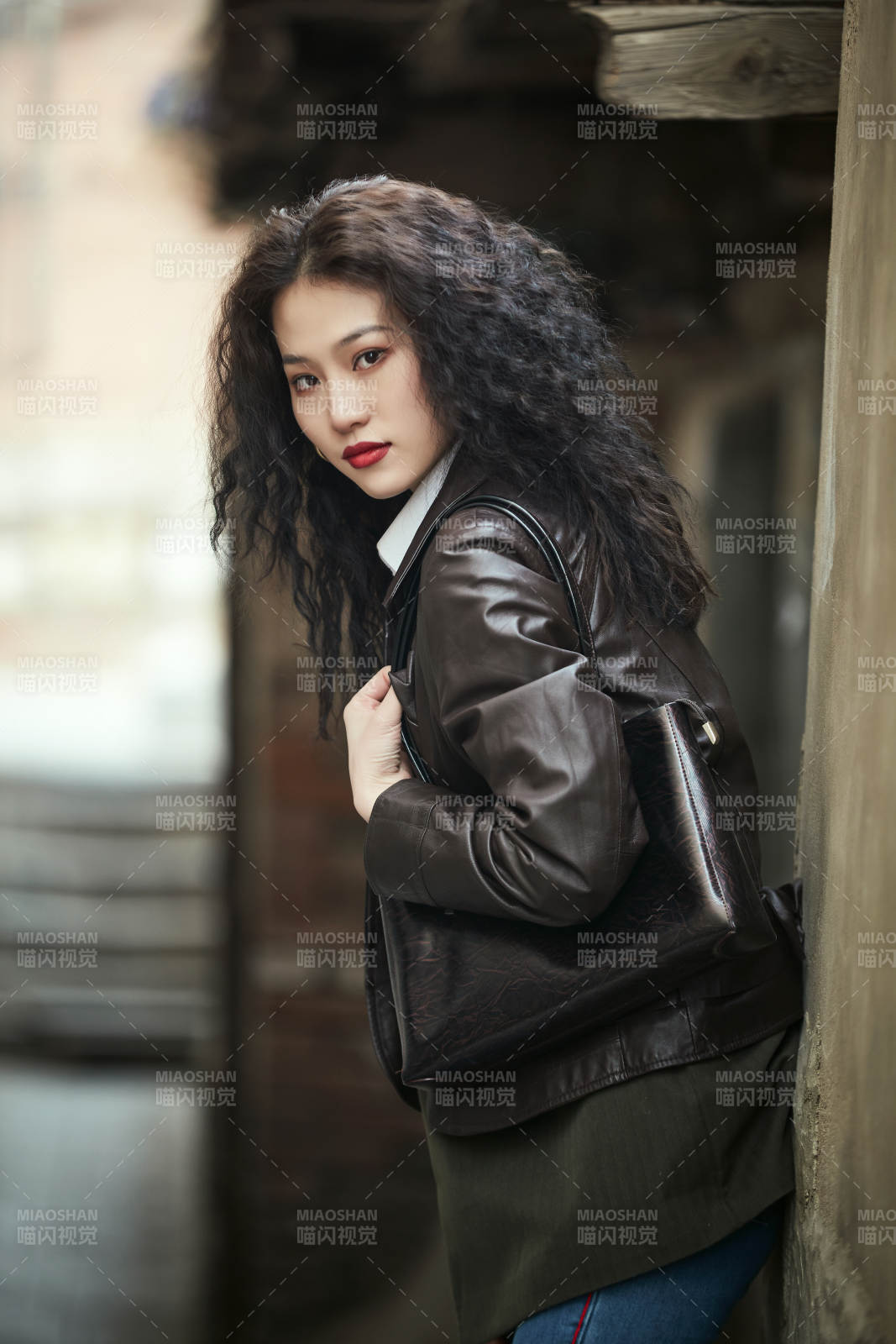 老旧城区里穿着复古港风的美丽清纯少女图片