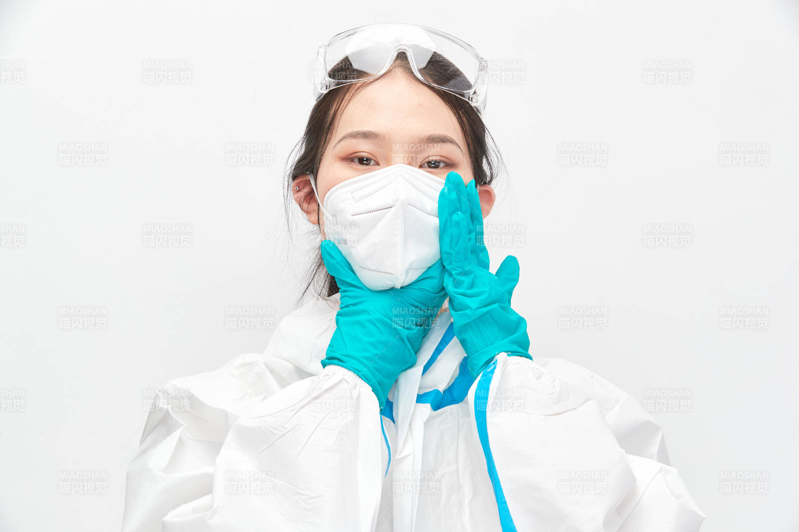 穿白色防护服佩戴护目镜口罩的女性医疗人员图片