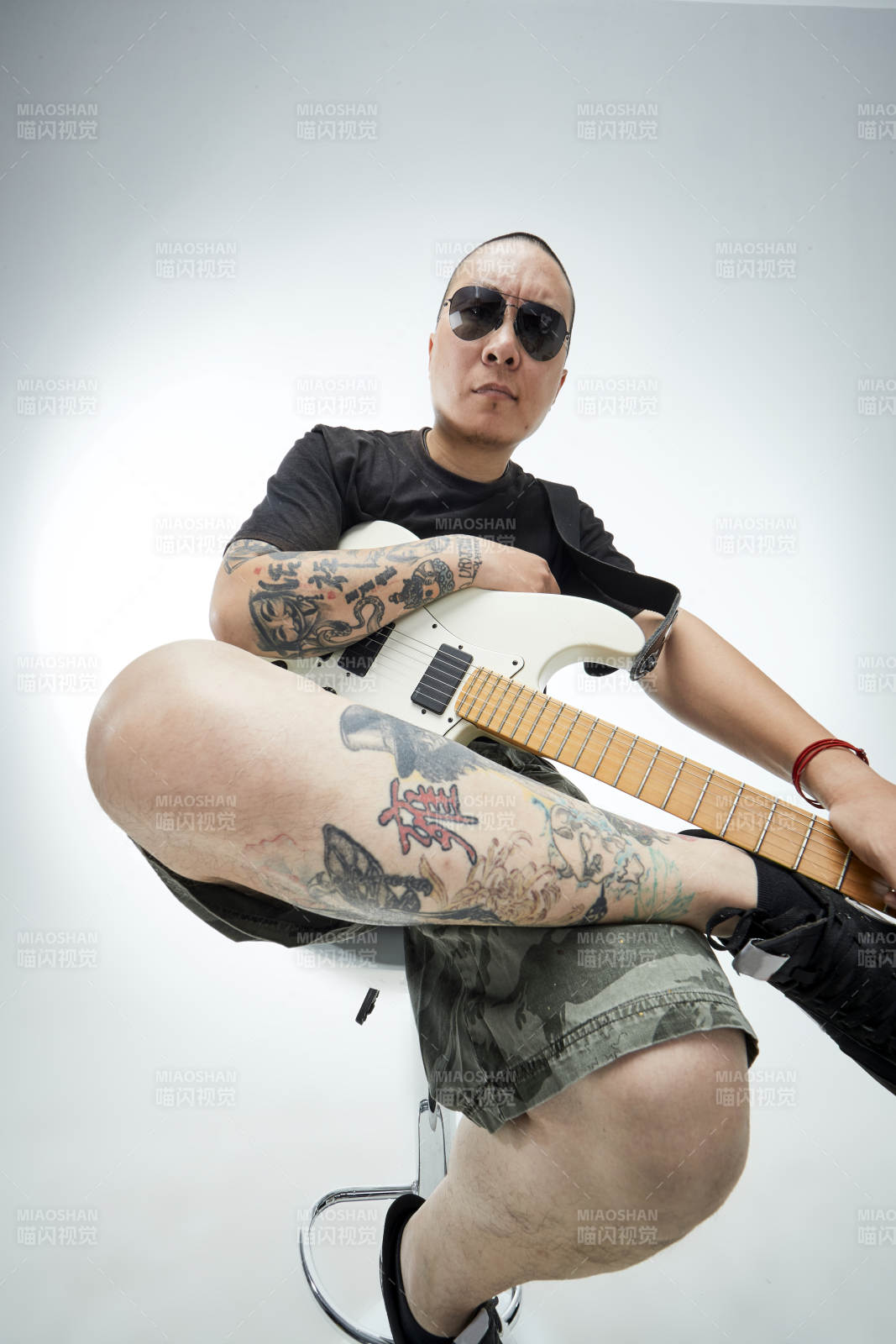 手持电吉他展示演奏的亚洲男性摇滚乐手人像图片
