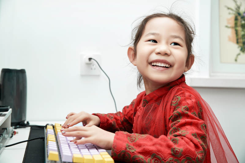 在家玩耍的亚洲小女孩图片