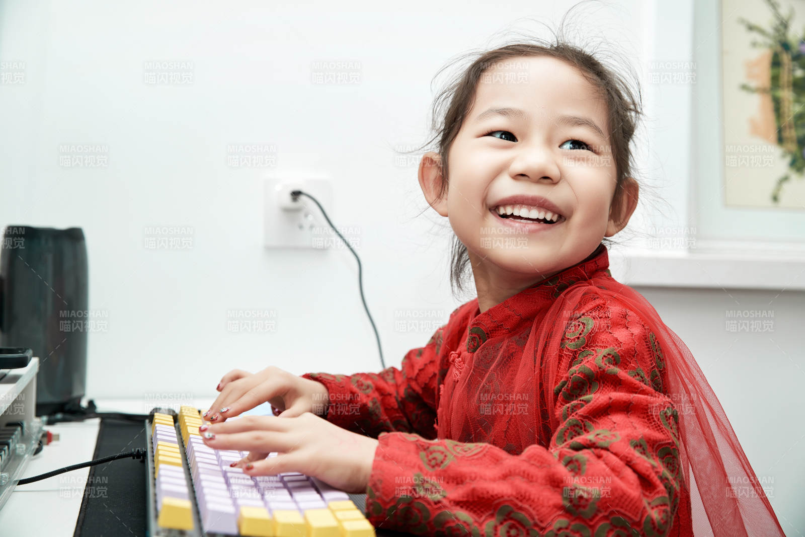 在家玩耍的亚洲小女孩图片