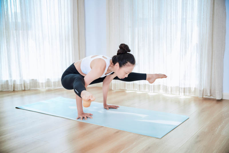 做瑜伽动作的亚洲年轻女性图片