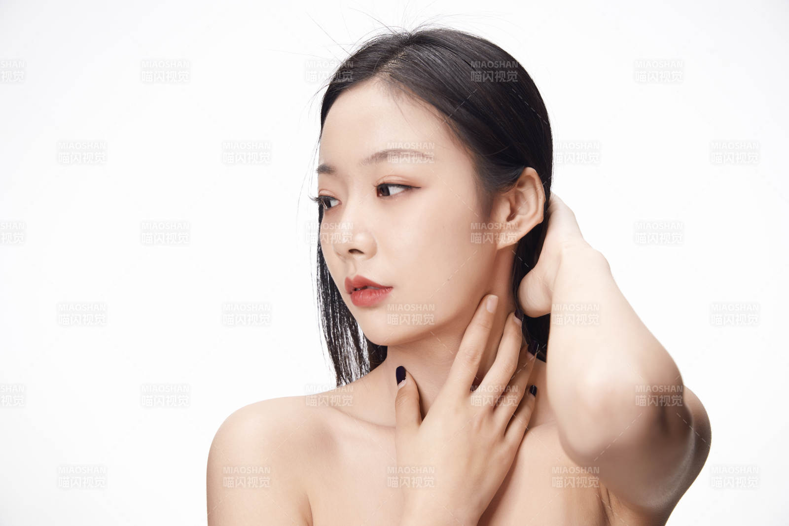 亚洲美女面部特写化妆护肤图片