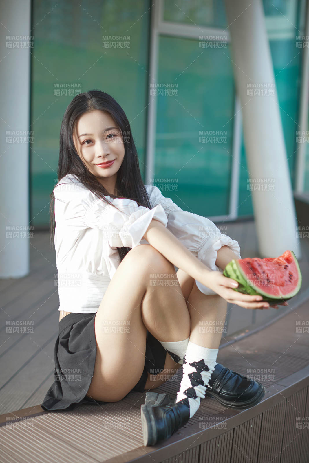 初夏户外公园吃西瓜的可爱少女图片