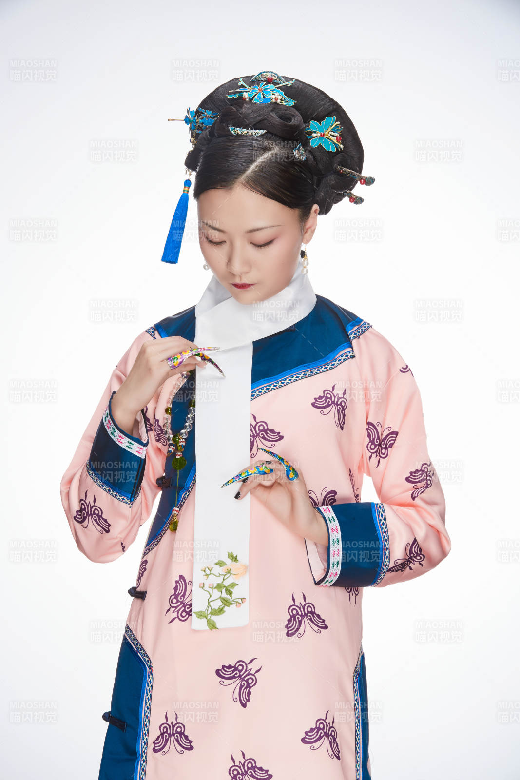 白色背景下的清代女性古装造型清朝古装图片