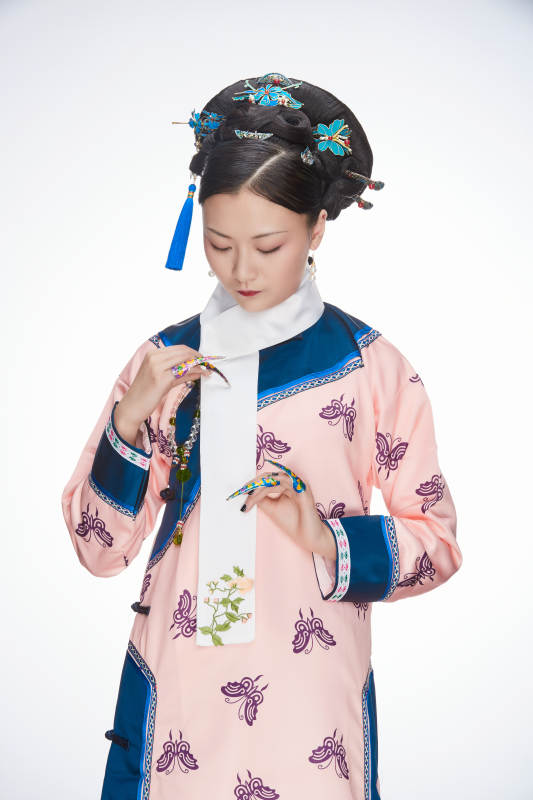 白色背景下的清代女性古装造型清朝古装图片