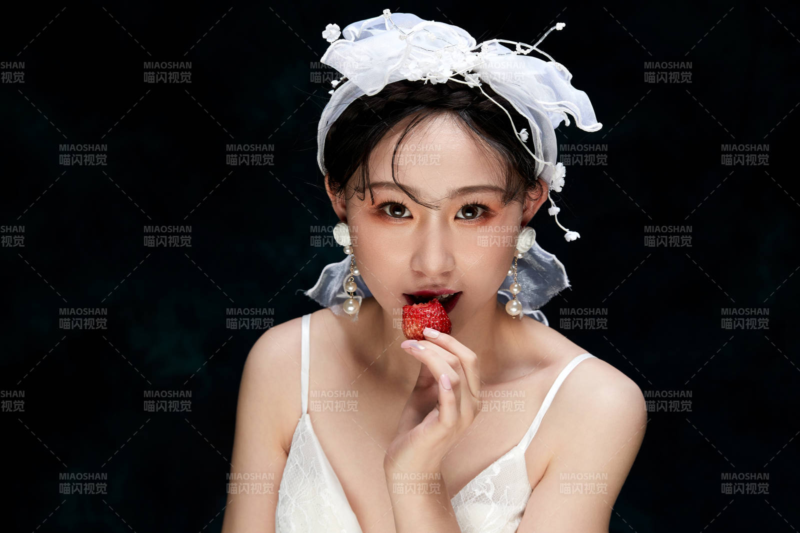 黑色背景下的女性复古婚纱妆面图片
