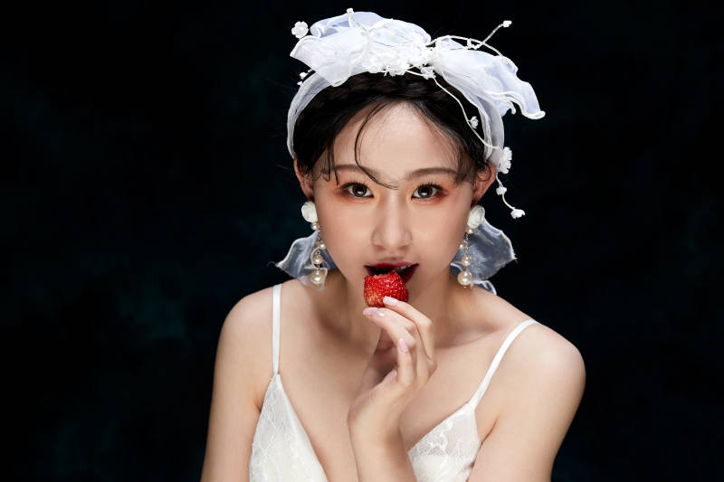 黑色背景下的女性复古婚纱妆面图片