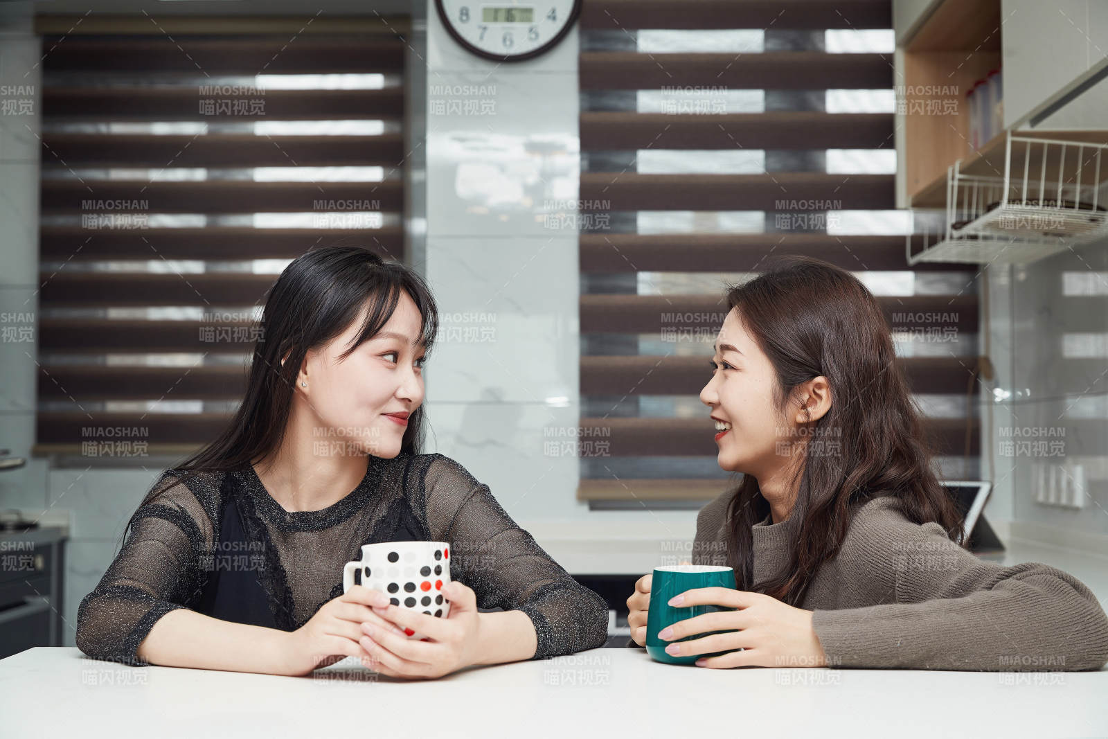 在餐厅喝咖啡闲聊的亚洲闺蜜图片