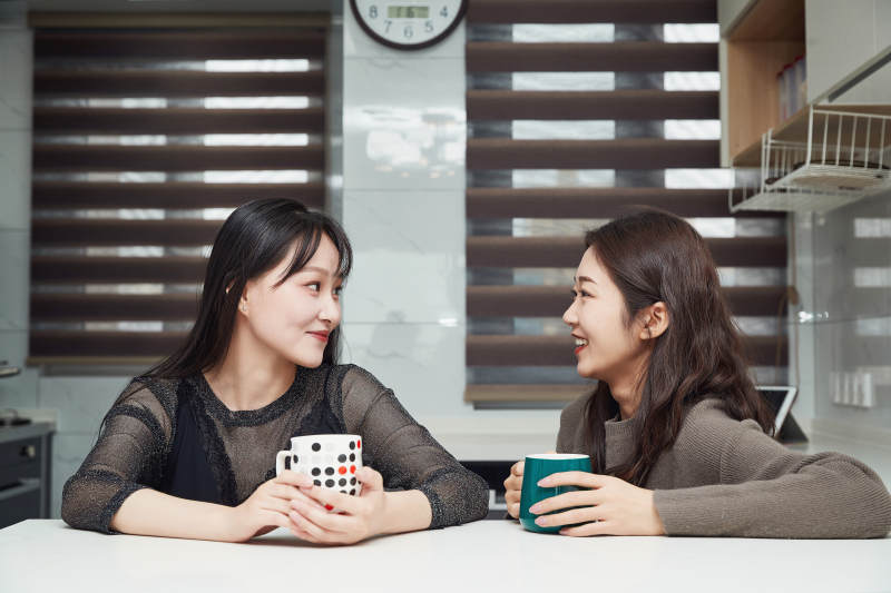 在餐厅喝咖啡闲聊的亚洲闺蜜图片