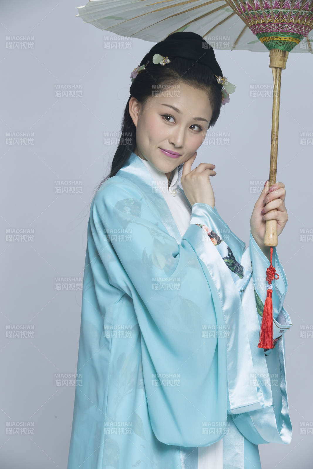 身穿古装的汉服女性人像汉服影棚拍摄图片