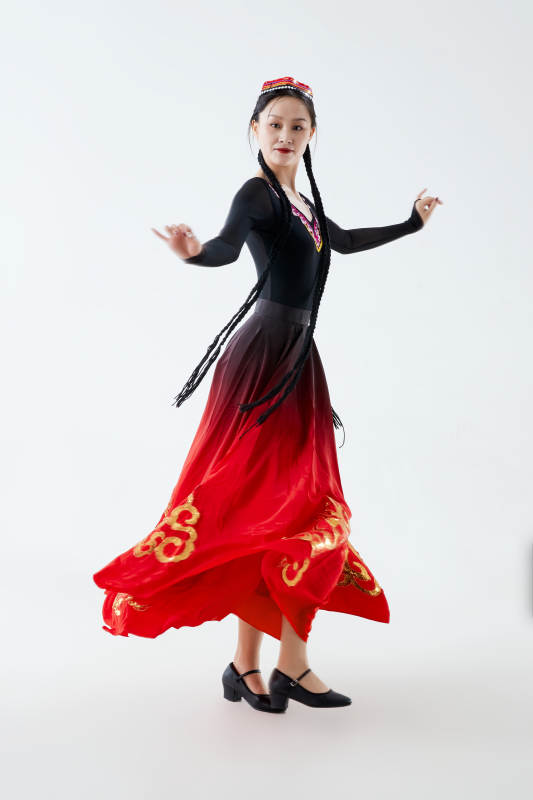 穿着新疆维吾尔族服饰跳舞的少女图片