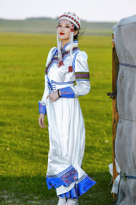 草原上穿着蒙古族传统服饰的亚洲年轻美少女图片