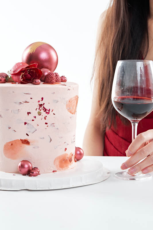 喝红酒品尝蛋糕的年轻女性图片