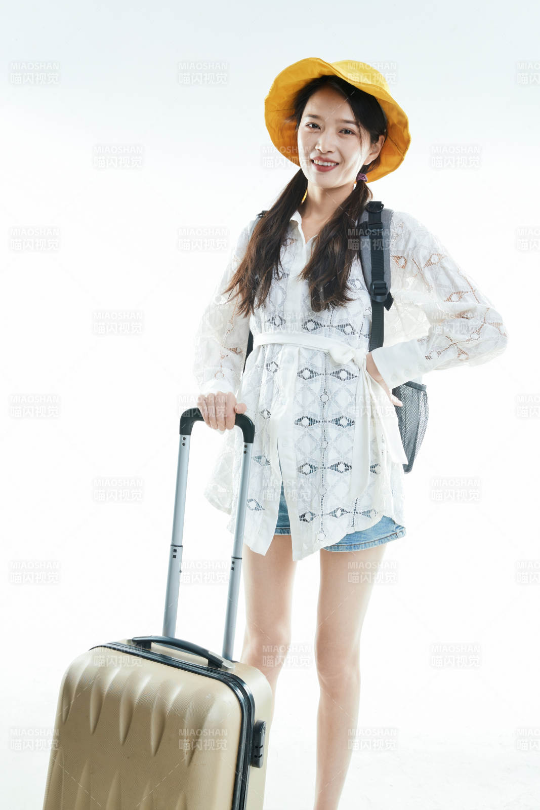 白色背景下准备出发旅行的美丽东方女大学生图片