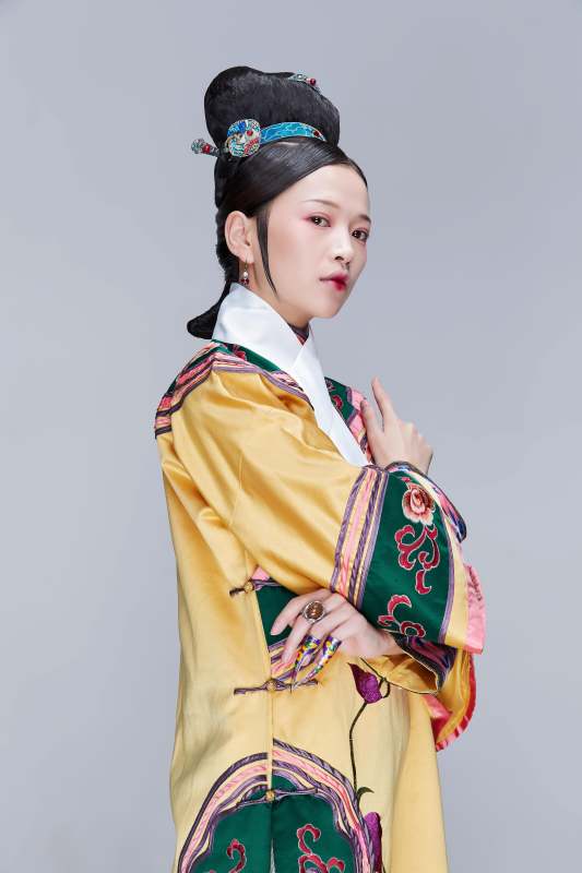 白色背景下的清代女性古装造型清朝古装图片