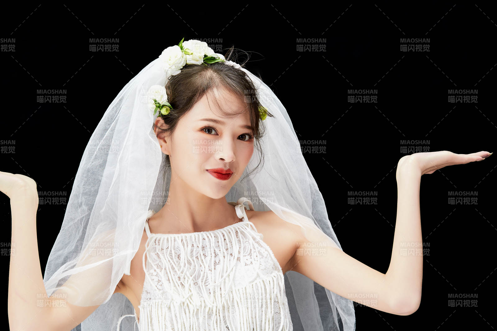 黑色背景下的美妆新娘彩妆人像图片