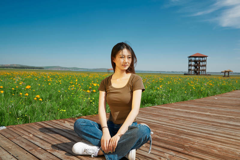 盛夏在草原湿地公园游玩的姑娘图片