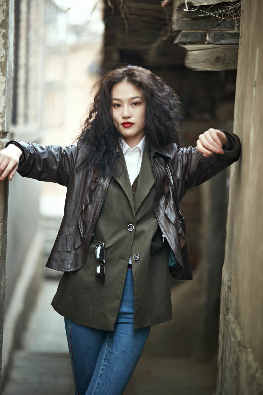 老旧城区里穿着复古港风的美丽清纯少女图片