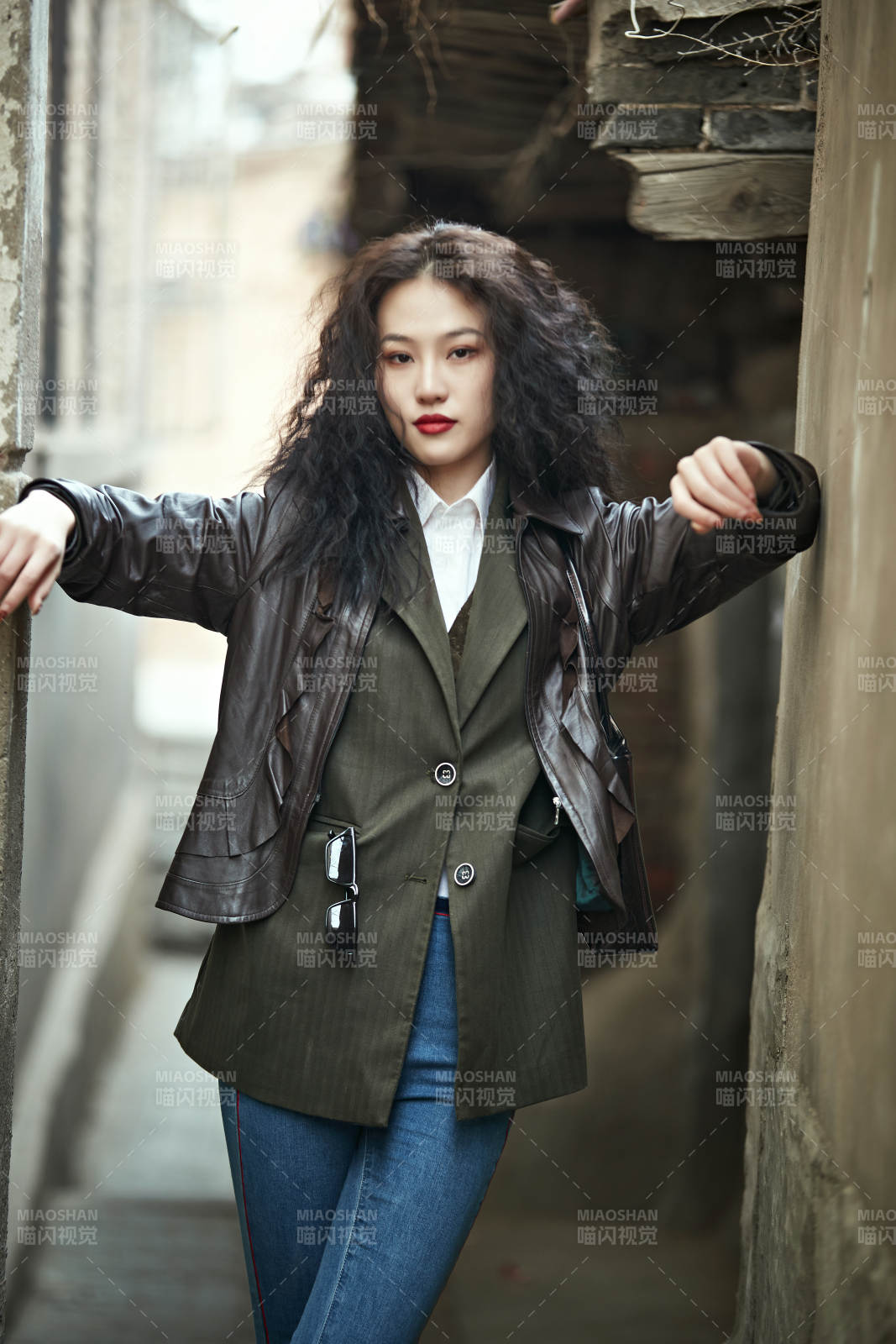 老旧城区里穿着复古港风的美丽清纯少女图片