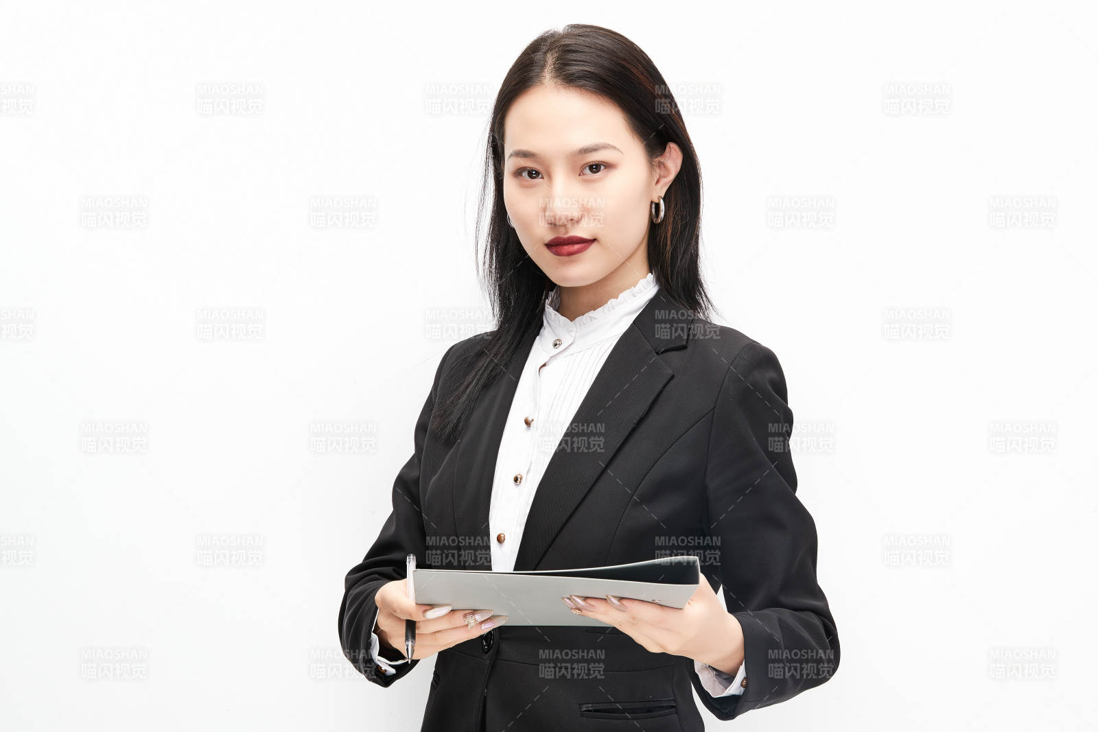 身穿西服拿着文件夹的美丽商务女士图片