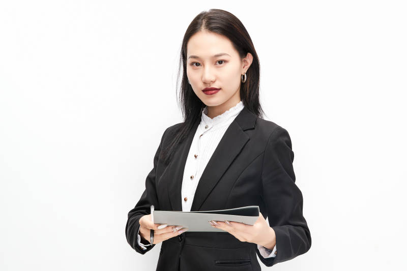 身穿西服拿着文件夹的美丽商务女士图片