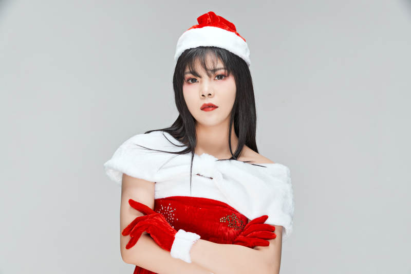 身穿圣诞服饰手提购物袋性感可爱的圣诞女郎图片