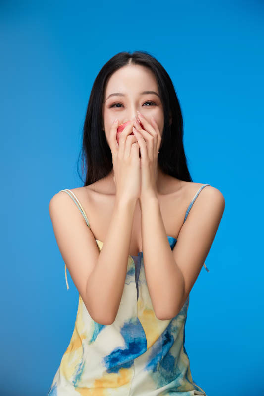 吃水果的亚洲东方长发少女图片