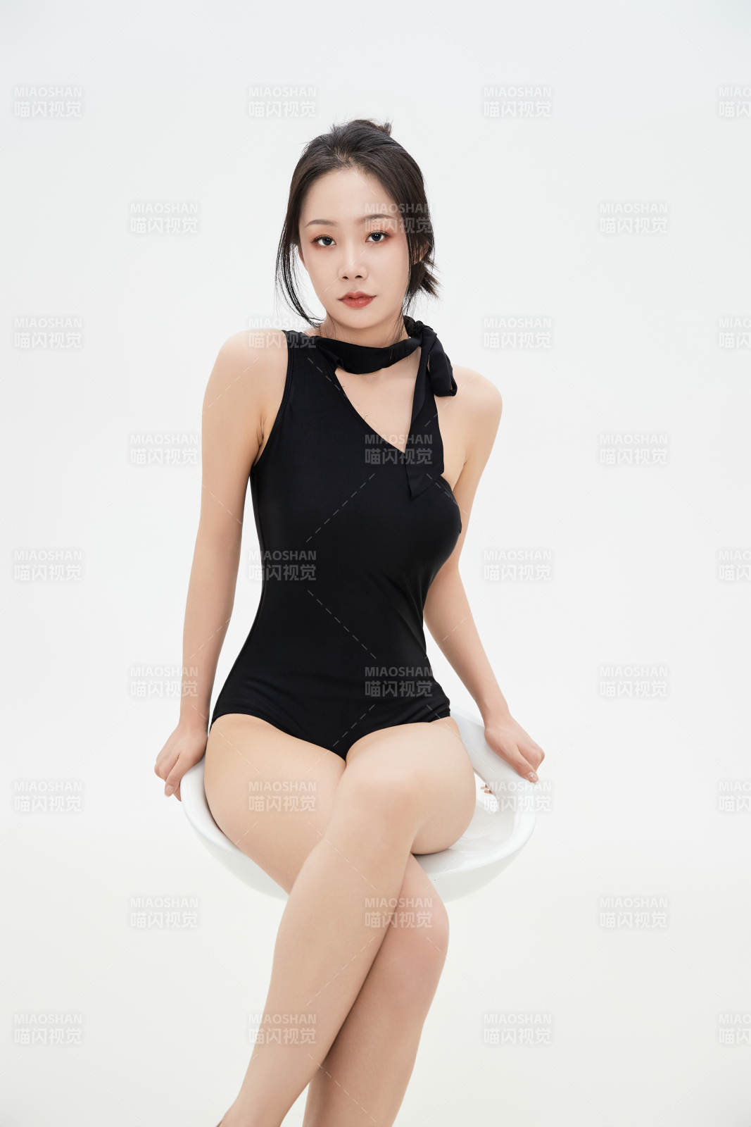 穿着运动泳装的亚洲美女图片