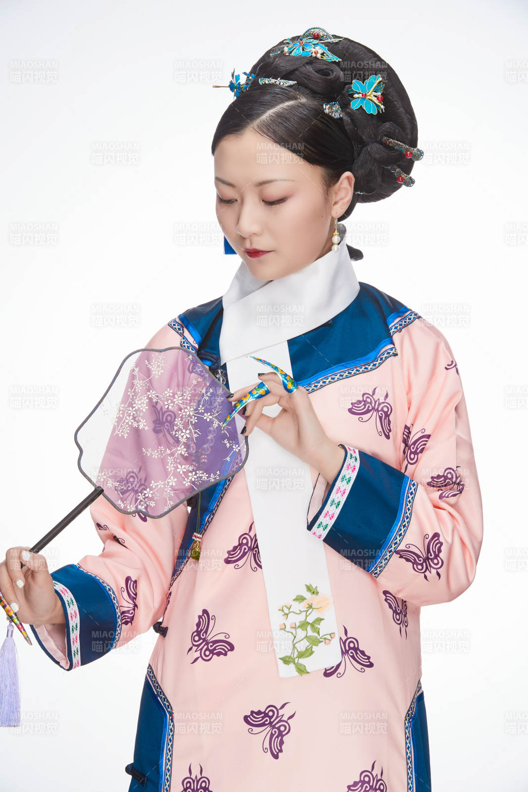 白色背景下的清代女性古装造型清朝古装图片