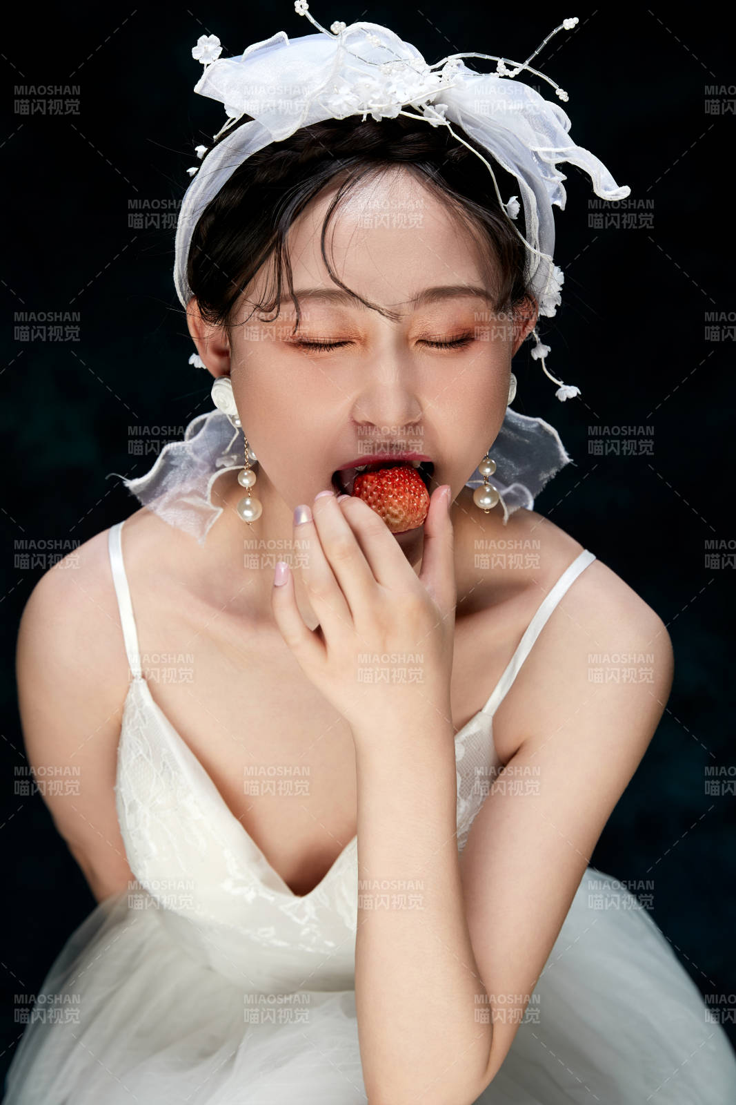 黑色背景下的女性复古婚纱妆面图片