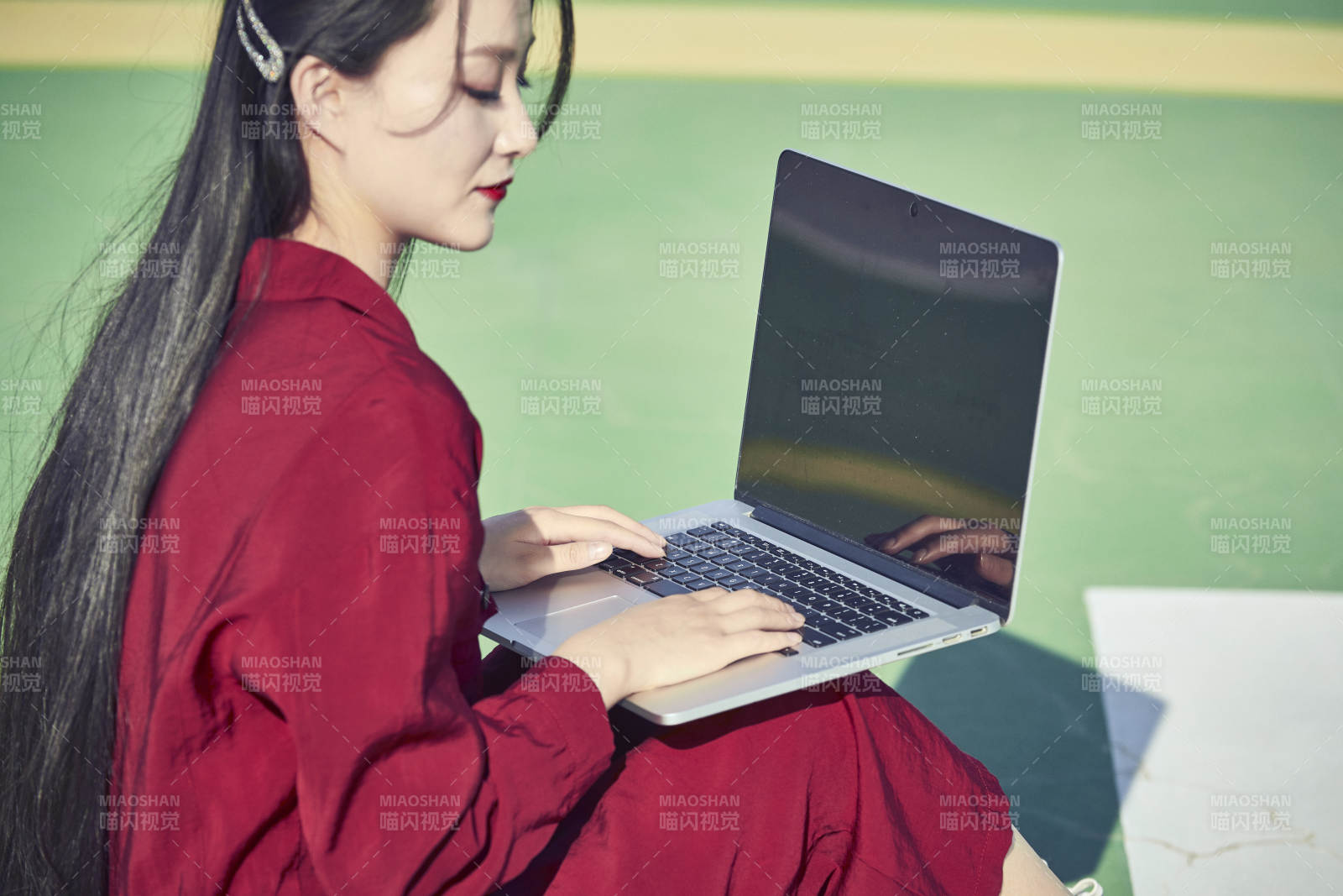 户外进行商务办公的青年女性局部特写图片