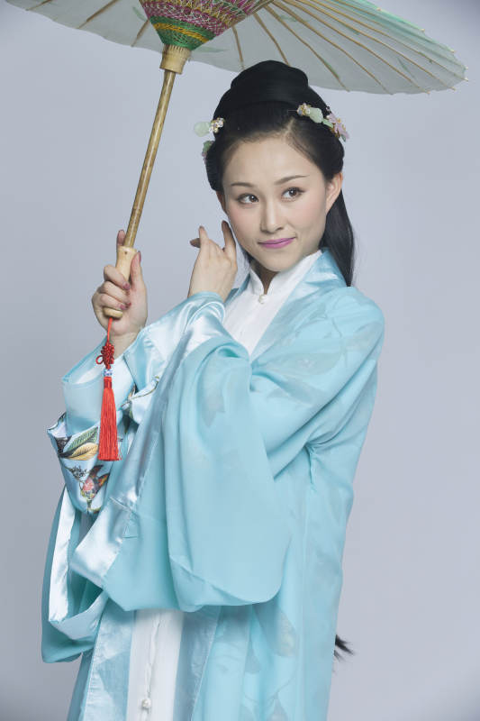 身穿古装的汉服女性人像汉服影棚拍摄图片