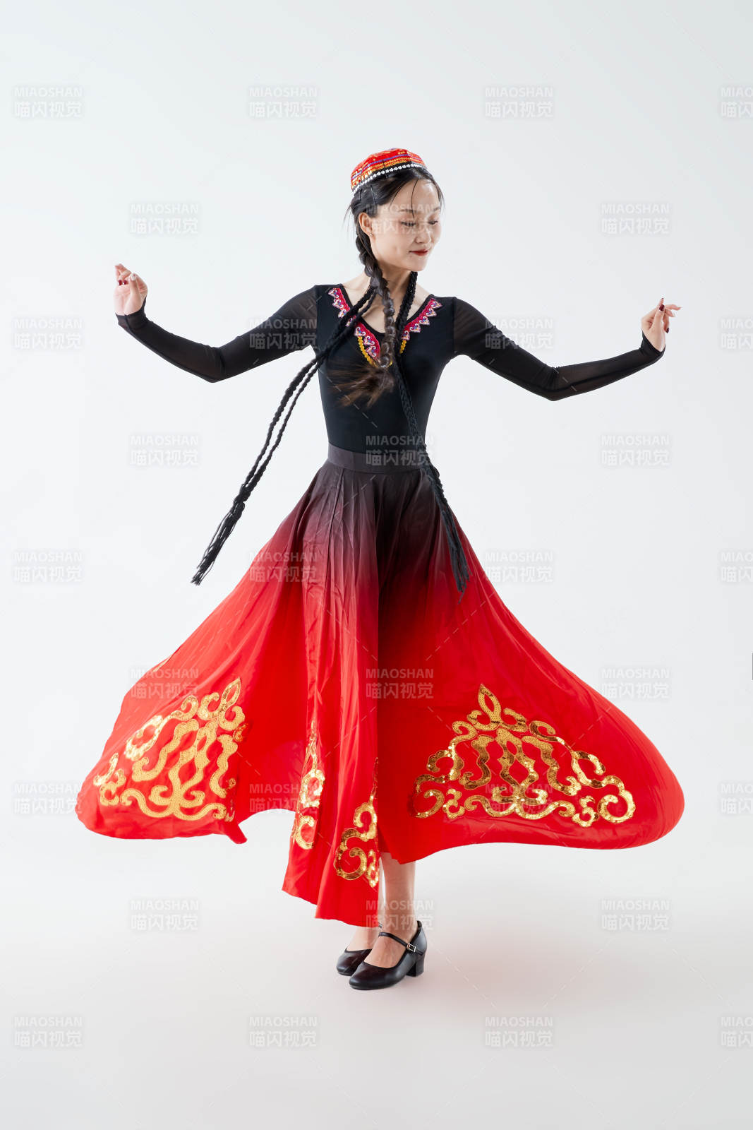 穿着新疆维吾尔族服饰跳舞的少女图片