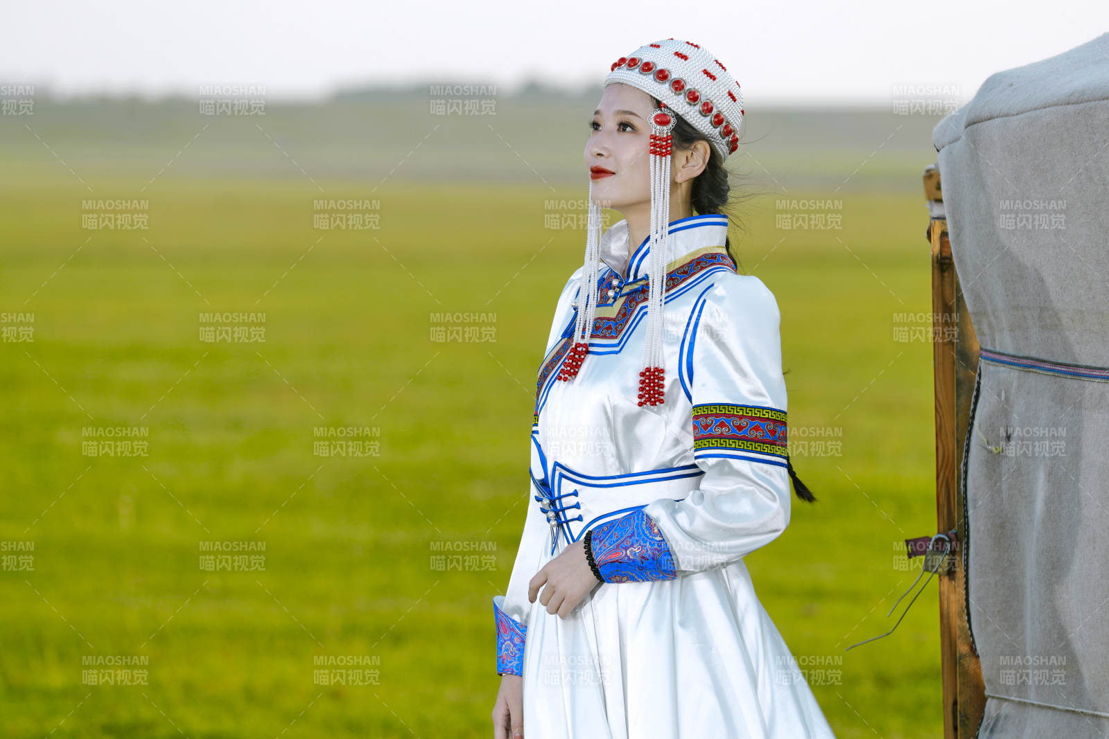 草原上穿着蒙古族传统服饰的亚洲年轻美少女图片