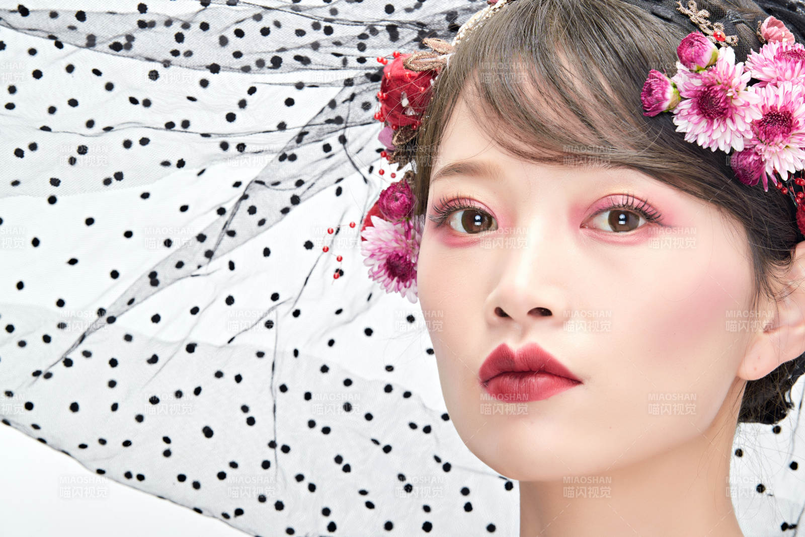 白色背景下的新娘彩妆美女人像图片