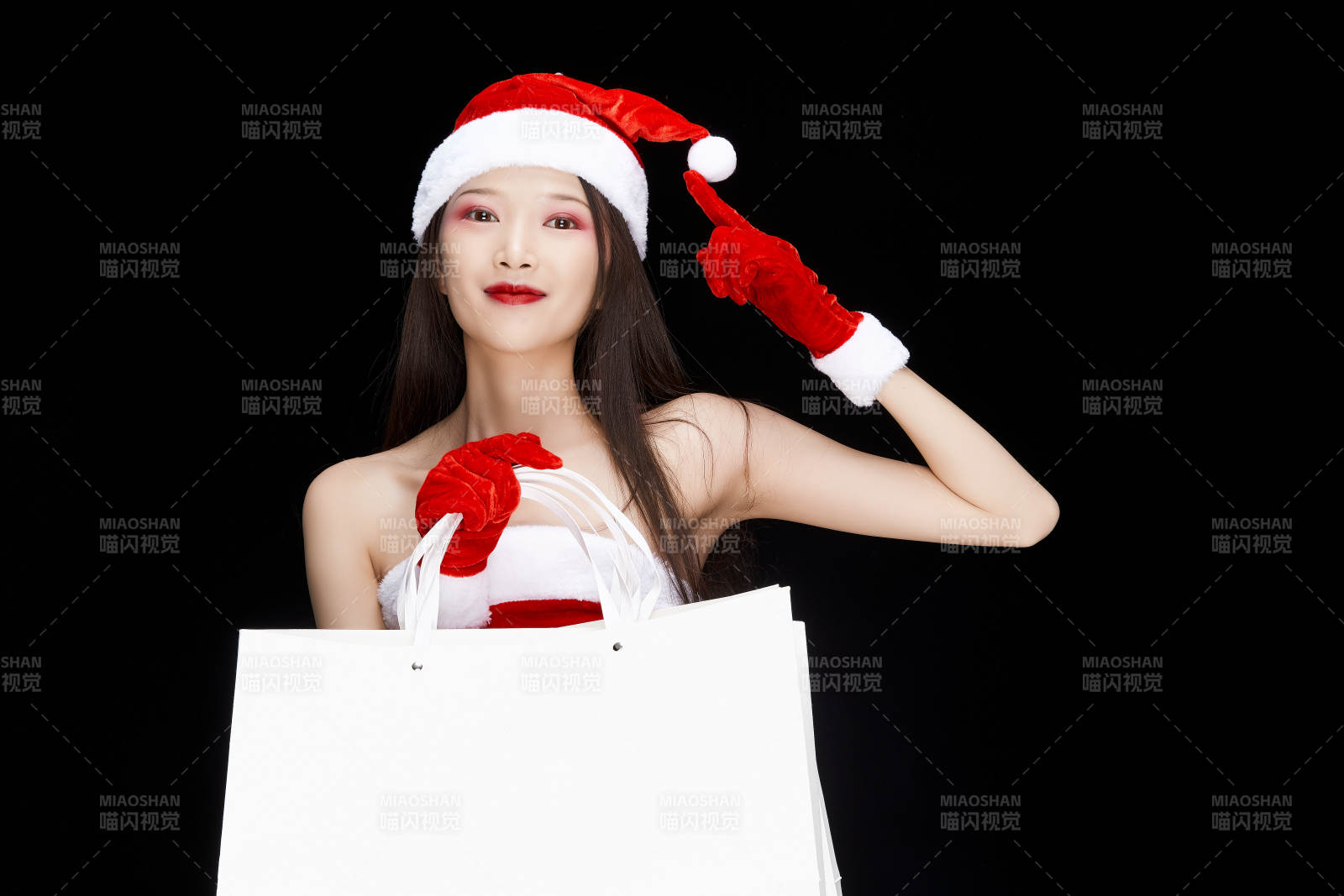 身穿圣诞服饰手提购物袋性感可爱的圣诞女郎图片